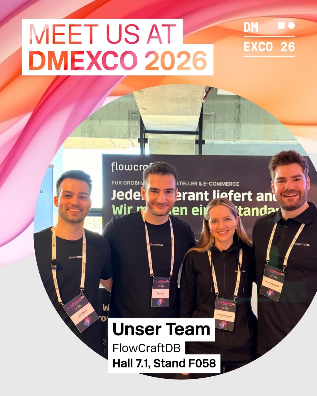 Das FlowCraftDB-Team am Messestand vor dem FlowCraftDB-Banner